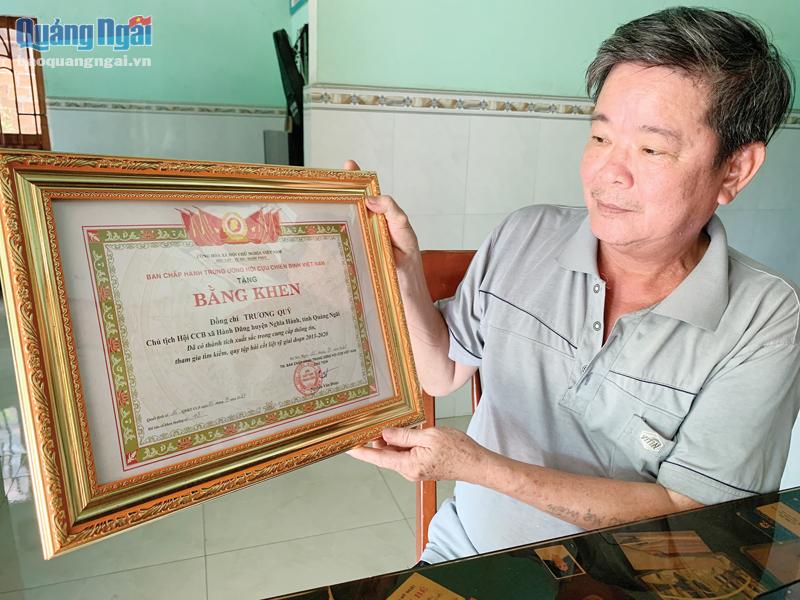 Ông Trương Quý, ở xã Hành Dũng (Nghĩa Hành), được Trung ương Hội Cựu chiến binh Việt Nam tặng Bằng khen vì những đóng góp trong công tác tìm kiếm, quy tập hài cốt liệt sĩ. 