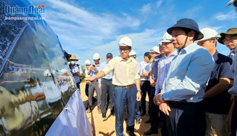 Chủ tịch UBND tỉnh Đặng Văn Minh nghe đại diện chủ đầu tư báo cáo tiến độ thực hiện dự án.