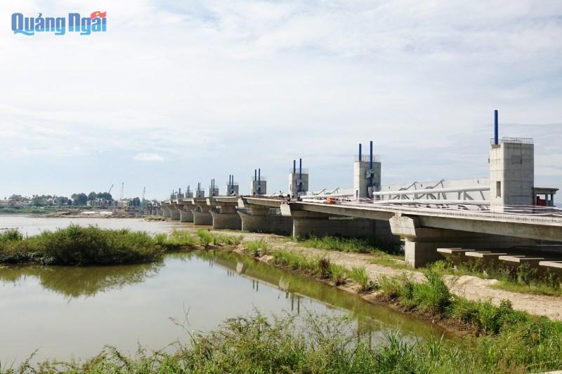 Dự  án Đập dâng hạ lưu sông Trà Khúc đã thi công đạt 76% giá trị hợp đồng.