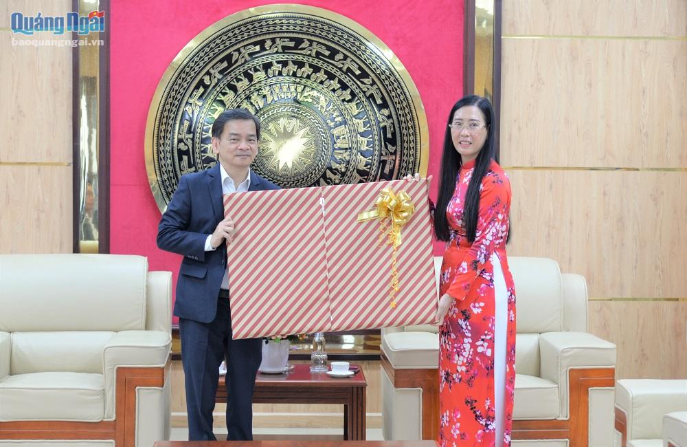 Bí thư Tỉnh ủy Bùi Thị Quỳnh Vân trao quà lưu niệm cho lãnh đạo Tập đoàn Sembcorp.
