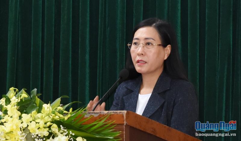 Ủy viên Trung ương Đảng, Bí thư Tỉnh ủy, Chủ tịch HĐND tỉnh Bùi Thị Quỳnh Vân phát biểu bế giảng lớp học.