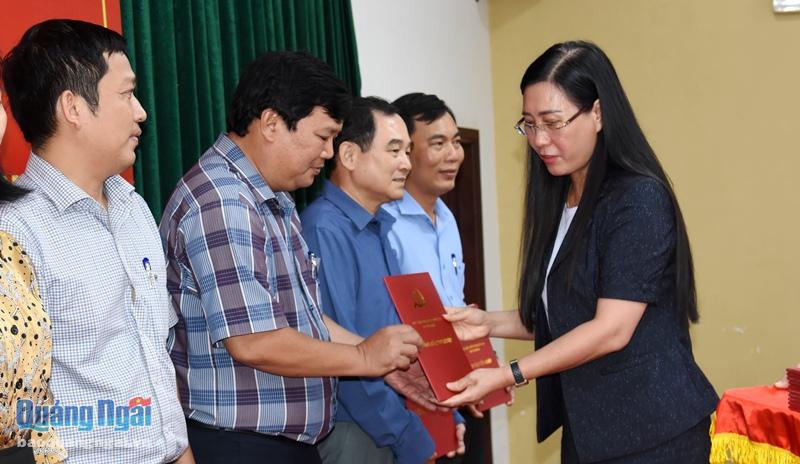 Ủy viên Trung ương Đảng, Bí thư Tỉnh ủy, Chủ tịch HĐND tỉnh Bùi Thị Quỳnh Vân trao Giấy  chứng nhận cho các học viên.