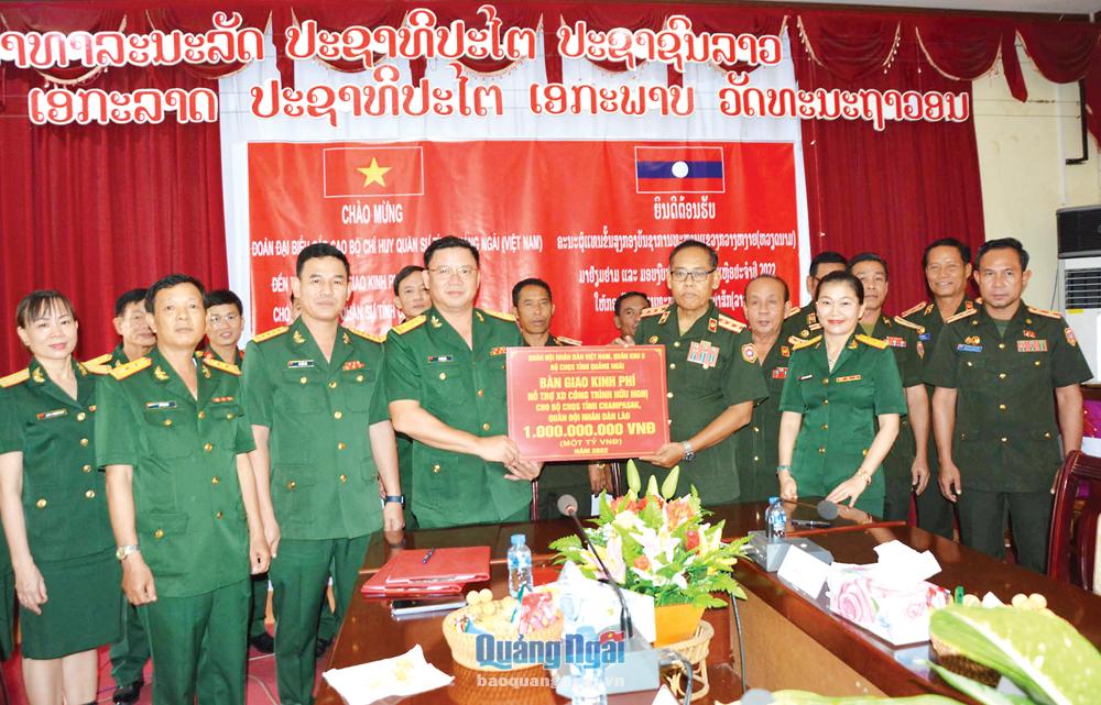 Lãnh đạo Bộ CHQS tỉnh Quảng Ngãi bàn giao kinh phí hỗ trợ xây dựng công trình hữu nghị cho Bộ CHQS tỉnh Champasak.