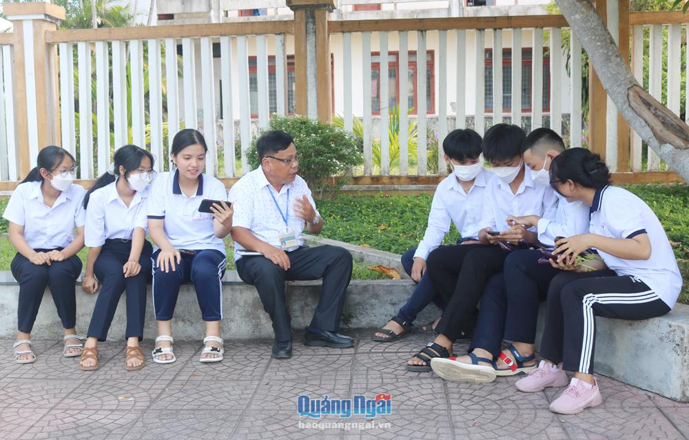 Học sinh Trường THPT Bình Sơn thảo luận với giáo viên trong những tiết học ngoại khóa.