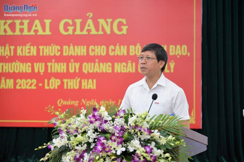 PGS,TS Lý Việt Quang - Phó Viện trưởng Viện Hồ Chí Minh và các lãnh tụ của Đảng trực tiếp đứng lớp, truyền đạt kiến thức cho các học viên ngay sau lễ khai giảng.