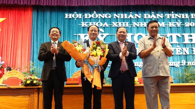 Đồng chí Phạm Anh Tuấn nhận hoa chúc mừng giữ cương vị mới - Ảnh: VGP/Minh Trang