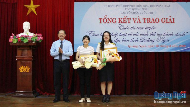 Giám đốc Sở Tư pháp Tôn Long Hiếu trao giải Nhì cho các cá nhân đạt giải.