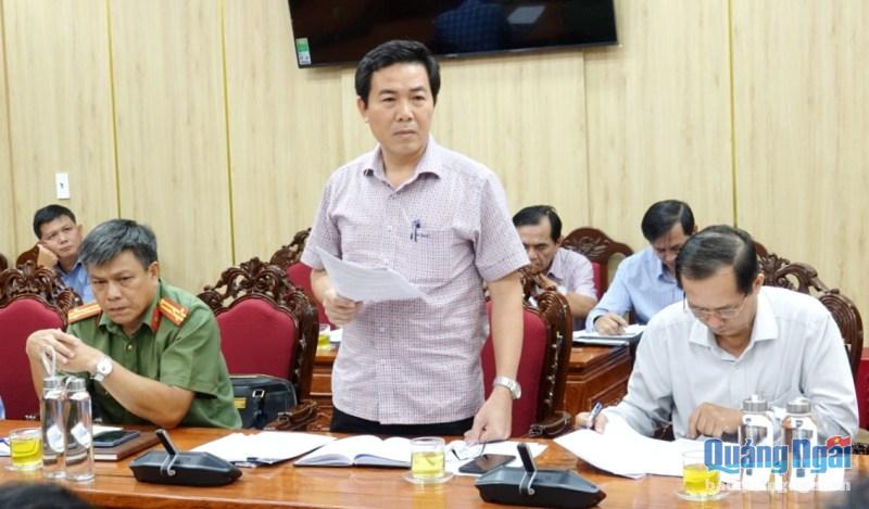 Lãnh đạo UBND huyện Tư Nghĩa báo cáo tại cuộc họp.