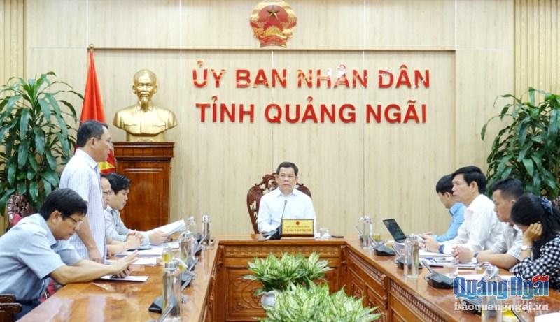 Chủ tịch UBND huyện Bình Sơn báo cáo tiến độ xây dựng công trình Khu TĐC Vạn Tường.