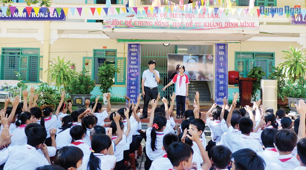Học sinh Trường Phổ thông Dân tộc bán trú Tiểu học và THCS Trà Thủy (Trà Bồng) hứng thú khi tham gia mô hình “Em yêu lịch sử Việt Nam”.