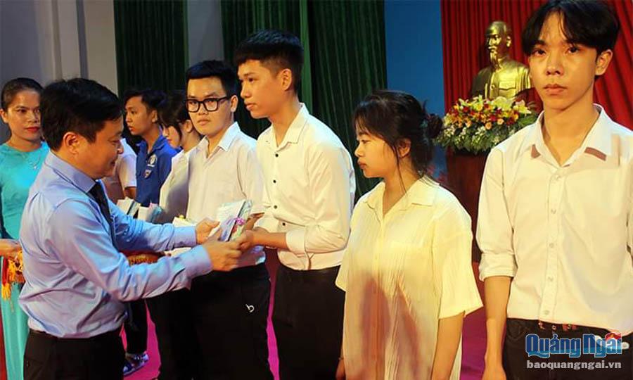 Chủ tịch LĐLĐ tỉnh Nguyễn Phúc Nhân trao thưởng cho các tân sinh viên.