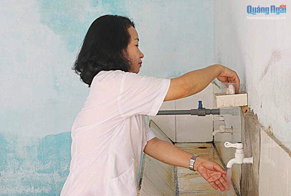 Nhân viên y tế Trường THPT số 1 Nghĩa Hành thường xuyên kiểm tra các thiết bị tại nhà vệ sinh. 
