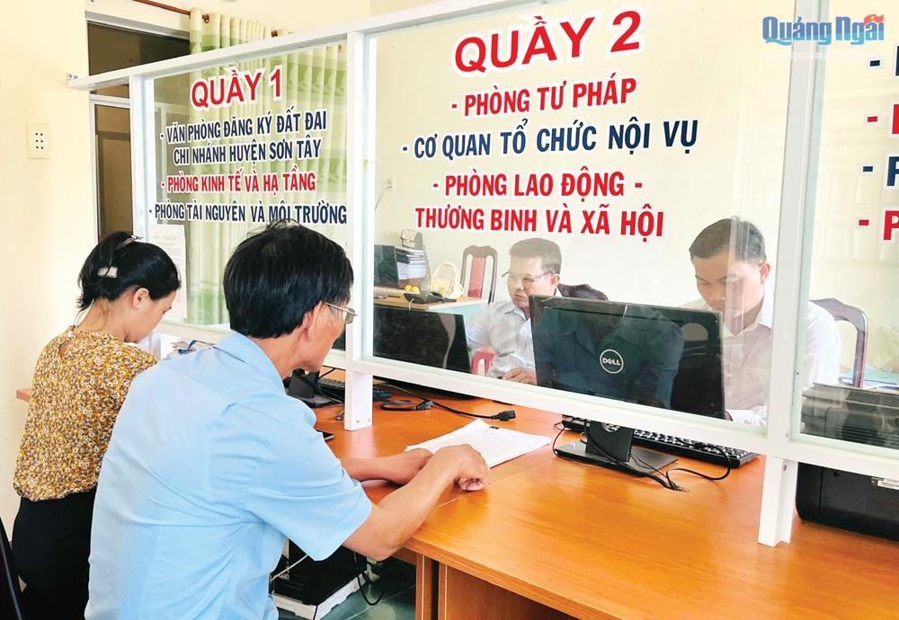 Bộ phận một cửa của UBND huyện Sơn Tây tiếp nhận thủ tục hành chính của các tổ chức, cá nhân.