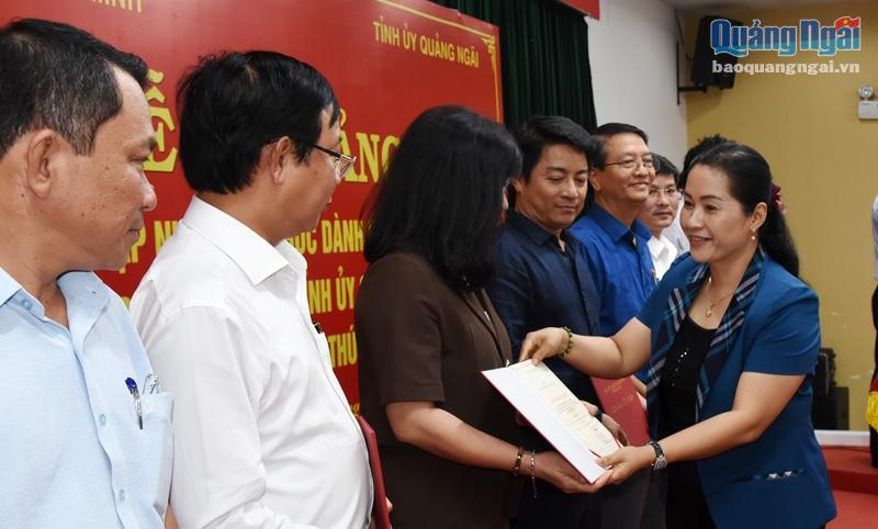 Phó Bí thư Tỉnh ủy Đinh Thị Hồng Minh trao Giấy chứng nhận cho các học viên.