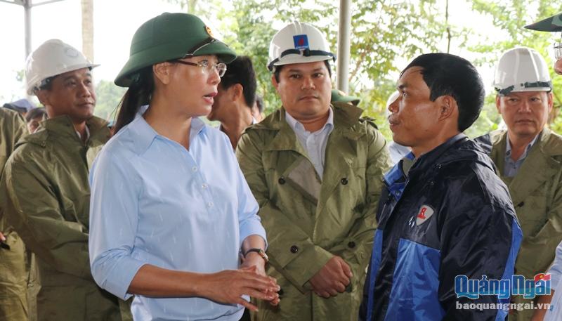 Ủy viên Trung ương Đảng, Bí thư Tỉnh ủy, Chủ tịch HĐND tỉnh Bùi Thị Quỳnh Vân trao đổi với người dân ở điểm di dời tập trung xã Trà Lâm (Trà Bồng).