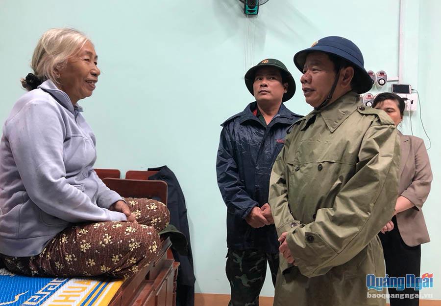 Chủ tịch UBND tỉnh Đặng Văn Minh thăm hỏi người dân xã Nghĩa Phú (TP.Quảng Ngãi) di dời tập trung về trụ sở UBND xã Nghĩa Phú