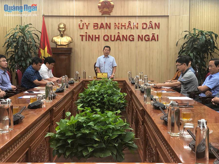 Chủ tịch UBND tỉnh Đặng Văn Minh chủ trì cuộc họp tại điểm cầu Quảng Ngãi lúc 0 giờ ngày 28/9.ng) kiểm tra tại hiện trường thi công Khu TĐC Vạn Tường (Bình Sơn).