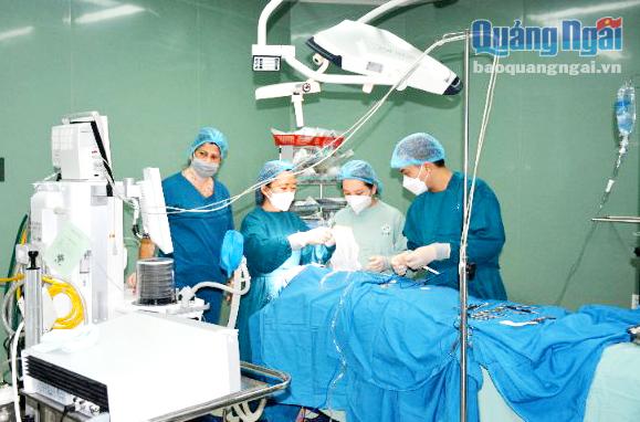  Các y, bác sĩ Bệnh viện Sản -  Nhi tỉnh thực hiện ca phẫu thuật chuyên môn sâu.