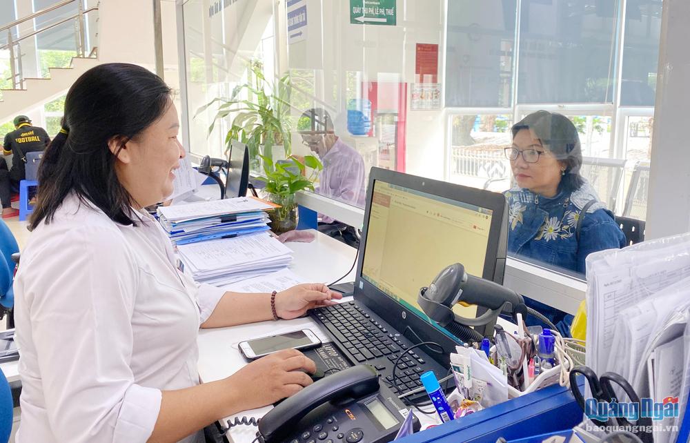 Cán bộ Sở LĐ-TB&XH tiếp nhận hồ sơ, hướng dẫn công dân thực hiện thủ tục hành chính tại Trung tâm Phục vụ - Kiểm soát thủ tục hành chính tỉnh.