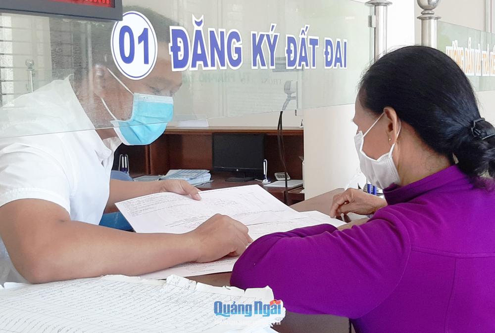 Bộ phận một cửa huyện Trà Bồng hướng dẫn thủ tục hành chính cho người dân.