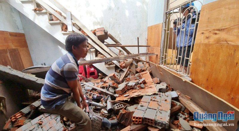 Do ảnh hưởng của bão số 4, ngôi nhà của ông ông Kiều Hà ở thôn Đông Lỗ, xã Bình Thuận (Bình Sơn) bị đổ sập.