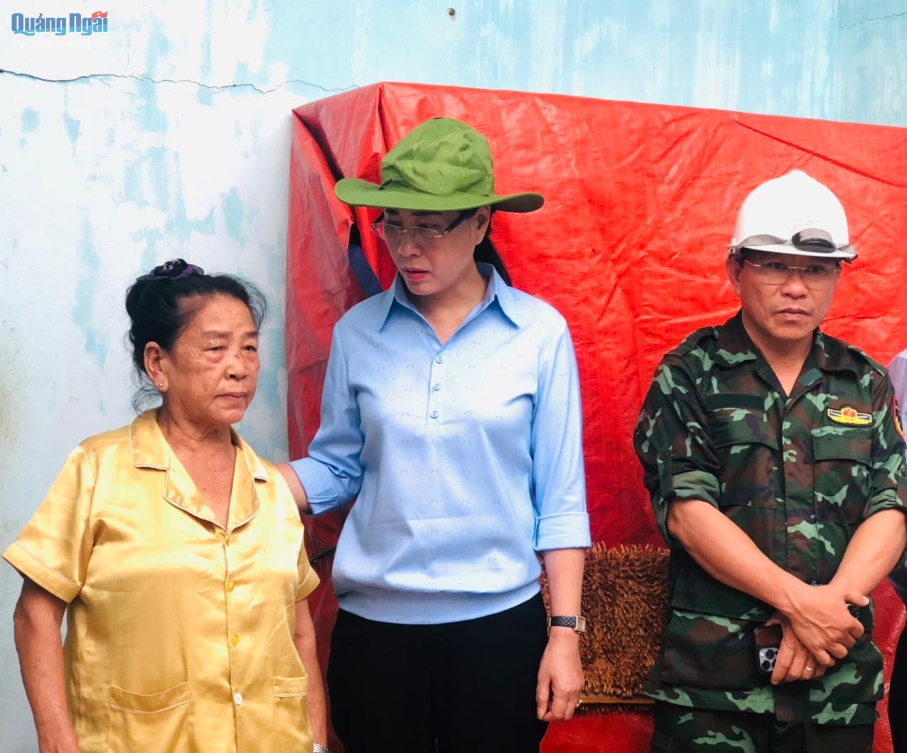 Bí thư Tỉnh ủy Bùi Thị Quỳnh Vân thăm động viên bà Đặng Thị Bê.