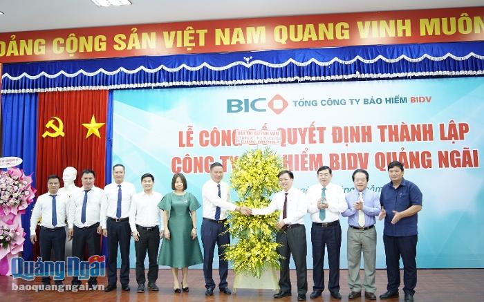 Lãnh đạo tỉnh chúc mừng Công ty Bảo hiểm BIDV Quảng Ngãi.