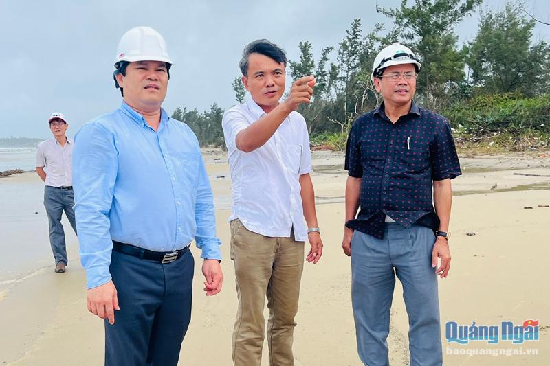 Phó Chủ tịch UBND tỉnh Trần Phước Hiền kiểm tra tình hình sạt lở bờ biển ở xã Bình Châu