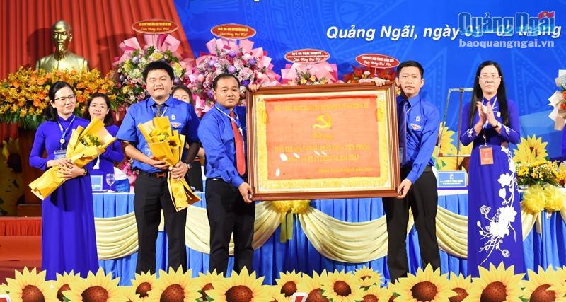 Ủy viên Trung ương Đảng, Bí thư Tỉnh ủy, Chủ tịch HĐND tỉnh Bùi Thị Quỳnh Vân trao bức trướng của Ban Chấp hành Đảng bộ tỉnh trao tặng cho tuổi trẻ Quảng Ngãi.
