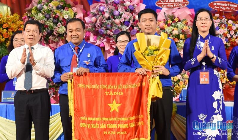 Bí thư Tỉnh ủy, Chủ tịch HĐND tỉnh Bùi Thị Quỳnh Vân và Chủ tịch UBND tỉnh Đặng Văn Minh trao Cờ thi đua của Thủ tướng Chính phủ cho Tỉnh đoàn Quảng Ngãi