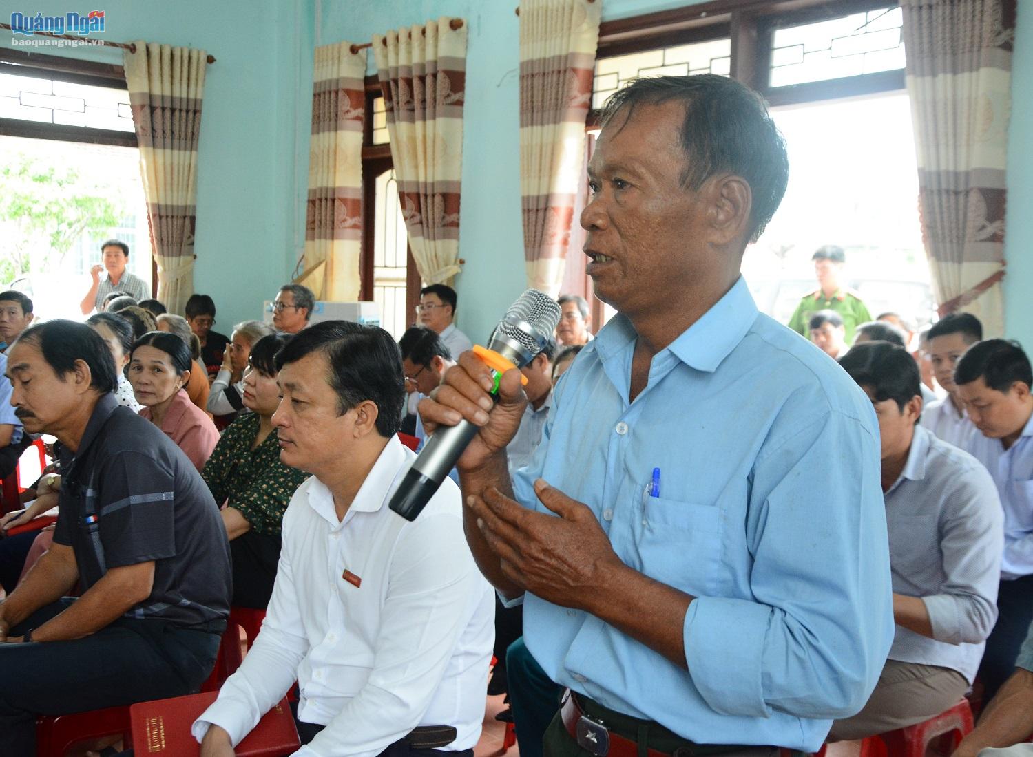 Cử tri Nguyễn Văn Minh, ở thôn Thọ An, xã Bình An (Bình Sơn) ý kiến tại buổi tiếp xúc.