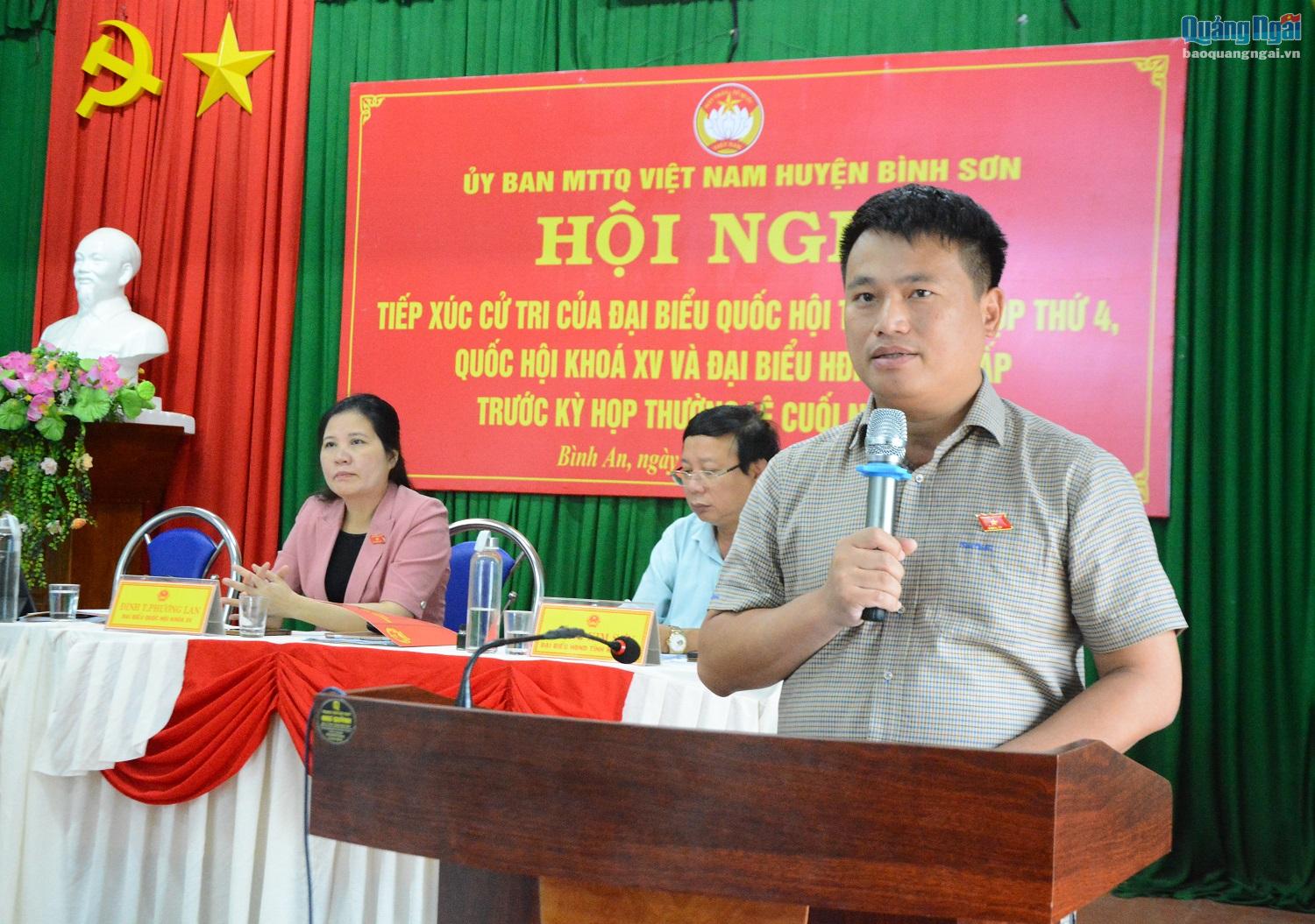 Phó Bí thư Thường trực Tỉnh ủy, Trưởng đoàn ĐBQH tỉnh Đặng Ngọc Huy trả lời kiến nghị của cử tri. 