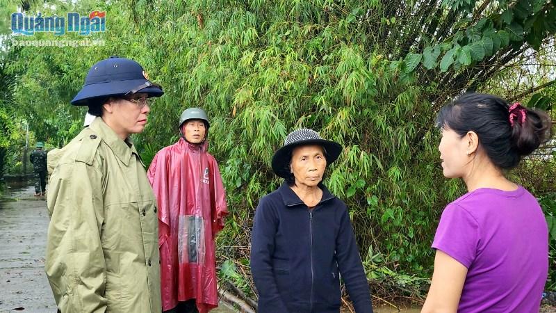 Ủy viên Trung ương Đảng, Bí thư Tỉnh ủy, Chủ tịch HĐND tỉnh Bùi Thị Quỳnh Vân lắng nghe tâm tư, nguyện vọng của người dân ở gần khu vực sạt lở.
