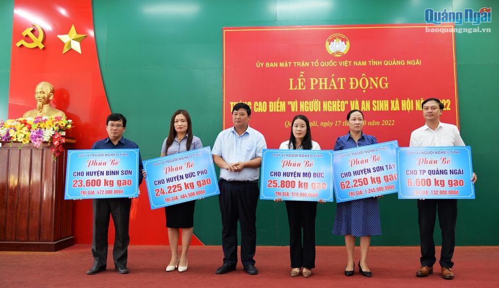 Ủy ban MTTQ Việt Nam tỉnh phân bổ gạo cho các địa phương để hỗ trợ khắc phục hậu quả do bão lũ gây ra.
