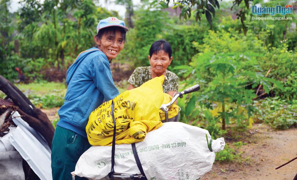 Mặc dù bị bệnh, nhưng chị Lê Thị Tím ngày qua ngày vẫn đạp xe đi nhặt ve chai để kiếm tiền nuôi con. Ảnh: Ý Thu 