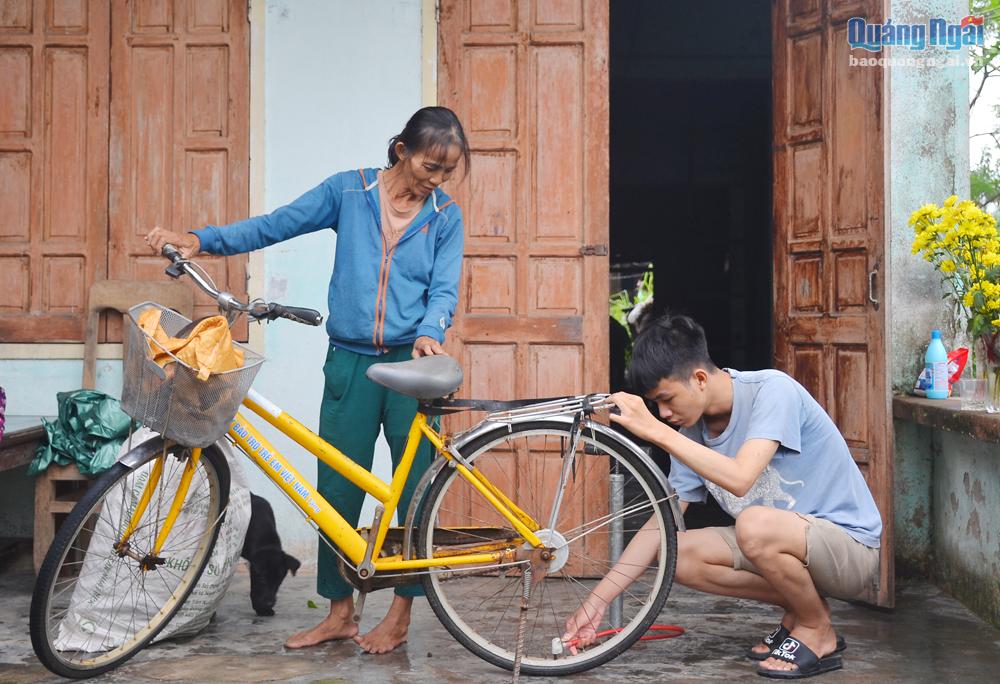 Chiếc xe đạp này là phương tiện để Nguyễn Hữu Phong đến trường, đồng thời cùng là phương tiện để người mẹ của Phong (chị Lê Thị Tím) rong ruổi lượm ve chai.                                      Ảnh: Ý Thu