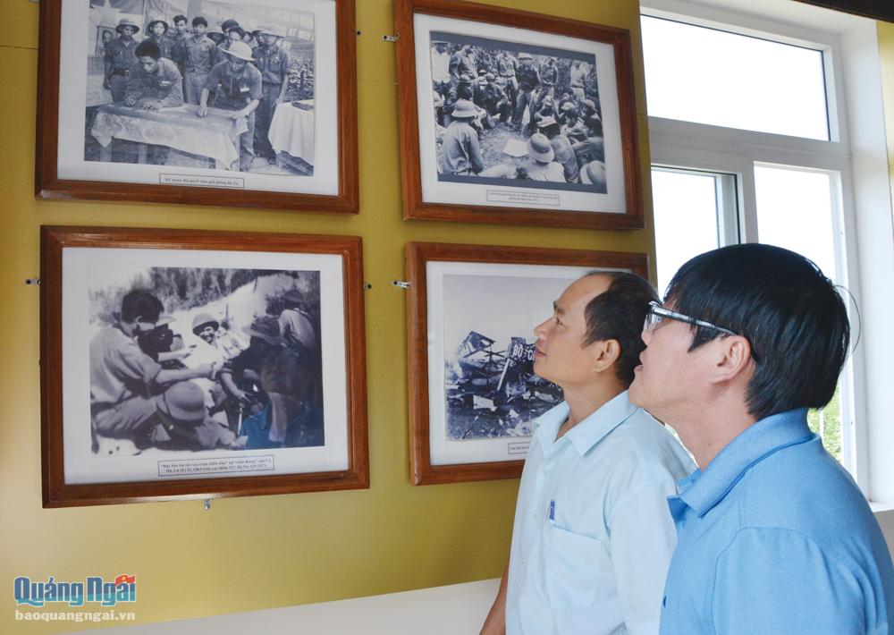 Người dân trong tỉnh xem những hình ảnh tư liệu về giải phóng Ba Tơ được trưng bày tại Trung tâm Văn hóa và Giáo dục cộng đồng huyện Ba Tơ. Ảnh: BẢO MINH