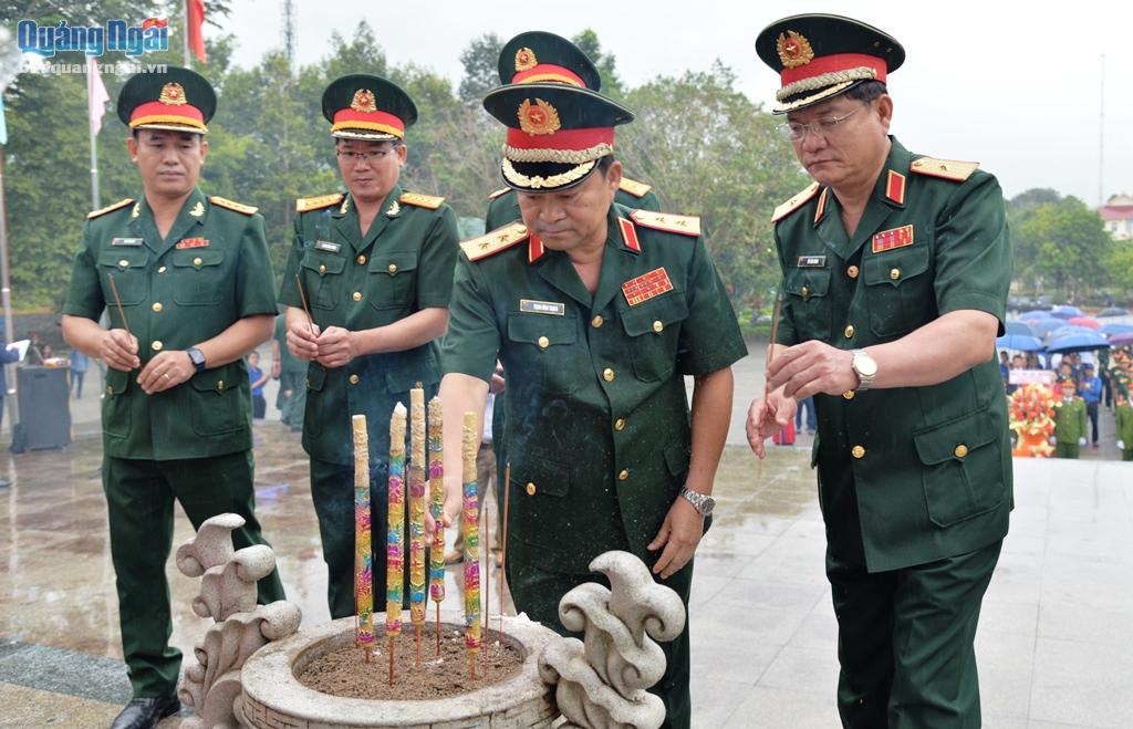 Đoàn đại biểu Quân khu 5 do Trung tướng Trịnh Đình Thạch làm trưởng đoàn dâng hương.