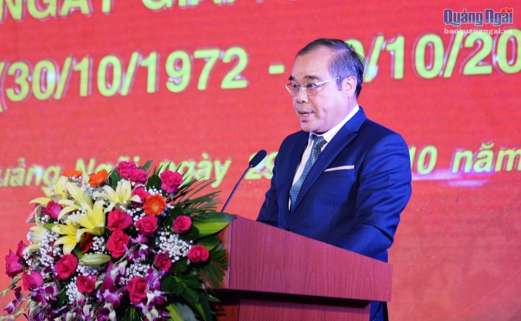 Phó Chủ tịch Thường trực UBND tỉnh Trần Hoàng Tuấn đọc diễn văn tại lễ kỷ niệm.