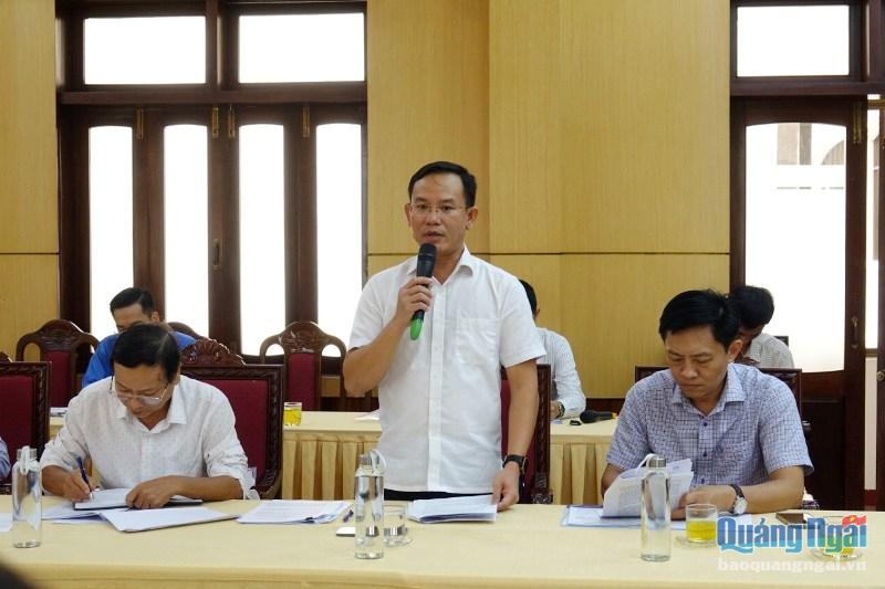 Giám đốc Ban Quản lý dự án đầu tư xây dựng các công trình giao thông tỉnh Lê Quốc Đạt báo cáo tiến độ thực hiện dự án 