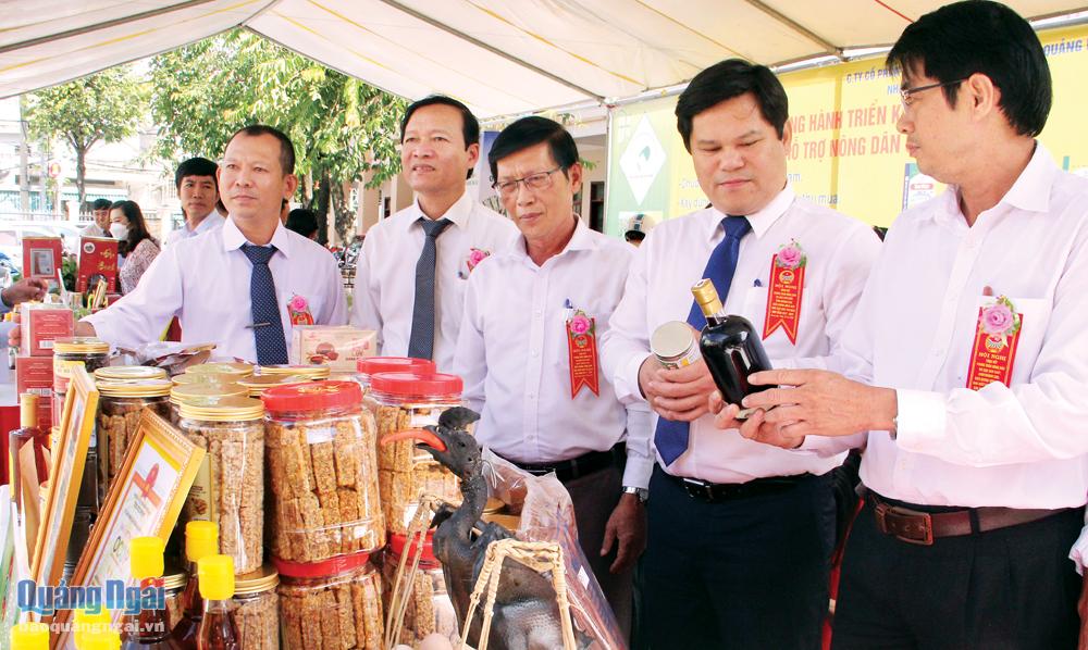 Phó Chủ tịch UBND tỉnh Trần Phước Hiền (thứ hai bên phải) tìm hiểu một số sản phẩm OCOP 3 sao cấp tỉnh do Hội Nông dân tỉnh trưng bày, giới thiệu.   