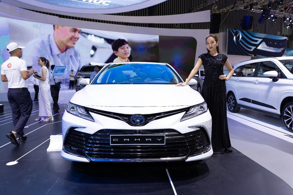 Toyota Camry Hybrid được trưng bày tại Triển lãm ô tô Việt Nam 2022
