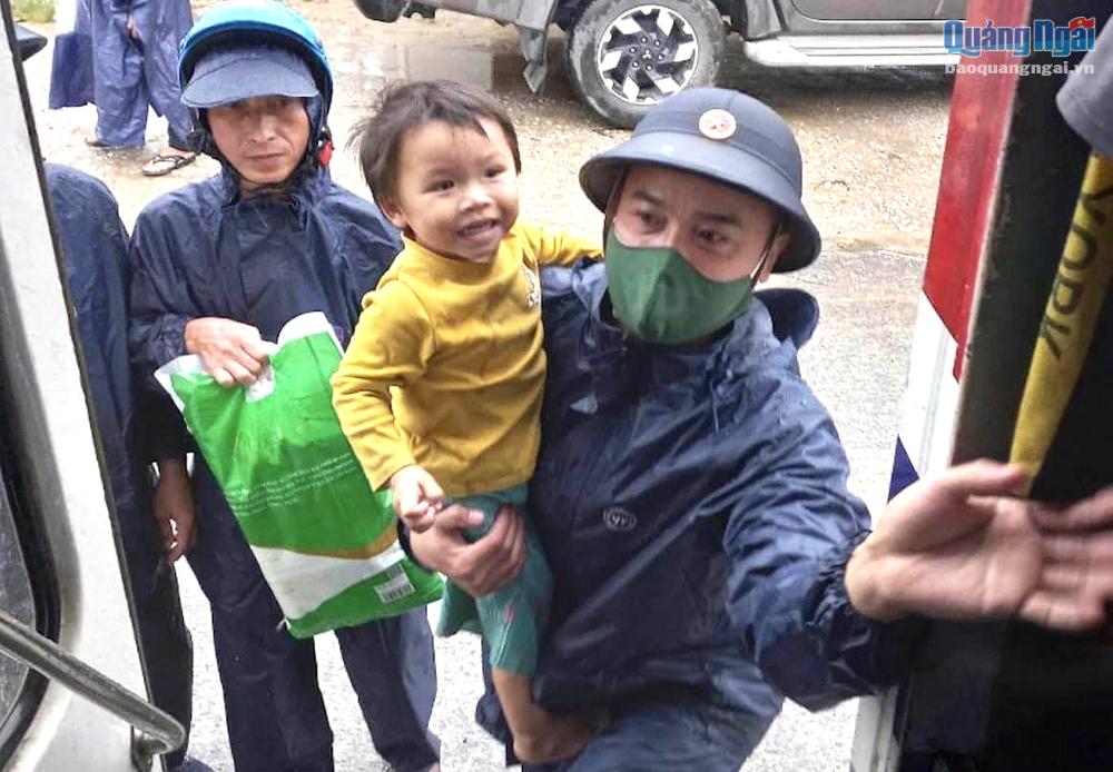 Bộ đội biên phòng tỉnh hỗ trợ người dân xã Bình Thạnh (Bình Sơn) di chuyển đến nơi an toàn để tránh bão số 4 vừa qua.                  Ảnh: X.Thiên