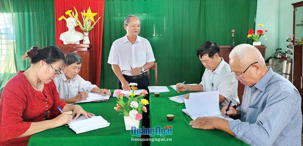 Chi ủy Chi bộ tổ dân phố 10, phường Trần Phú (TP.Quảng Ngãi) họp bàn công tác những tháng cuối năm 2022.