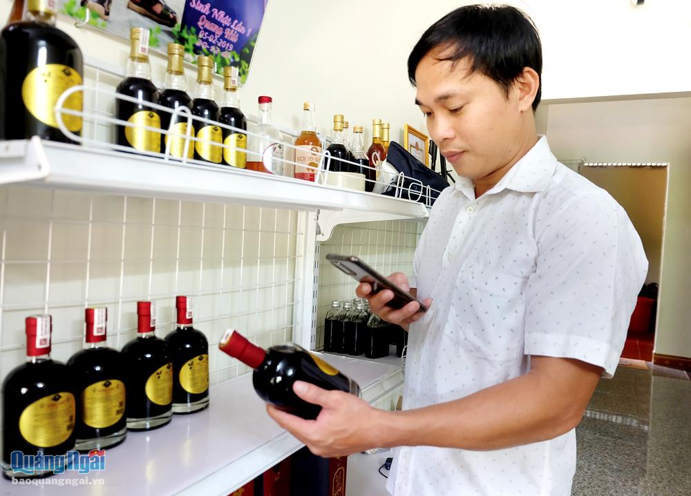 Chủ sản phẩm OCOP rượu trái cây Quang Hải thường xuyên cập nhật thông tin sản phẩm lên các kênh bán hàng trực tuyến. 