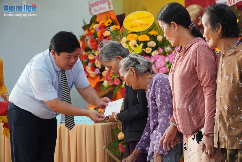 Phó Chủ tịch Ủy ban MTTQ Việt Nam tỉnh Bùi Đức Thọ trao quà cho người dân. 