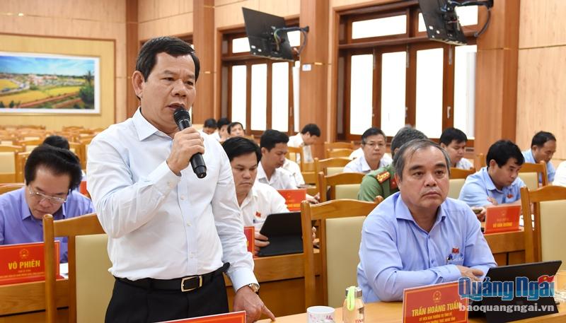 Chủ tịch UBND tỉnh Đặng Văn Minh phát biểu làm rõ thêm một số nội dung liên quan đến một số dự thảo nghị quyết trình tại kỳ họp.