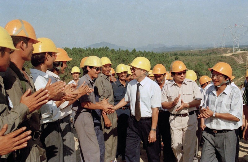 Thủ tướng Võ Văn Kiệt thăm cán bộ, công nhân Công ty Xây lắp điện 3 đang thi công tuyến đường dây 500kV Hà Tĩnh - Đắc Glei, tháng 5/1993. Ảnh: Minh Đạo
