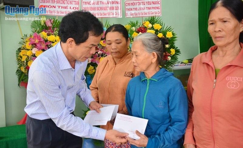 Trưởng ban Tuyên giáo Tỉnh ủy Đặng Ngọc Dũng trao quà cho hộ nghèo ở xã Tịnh Phong, huyện Sơn Tịnh.