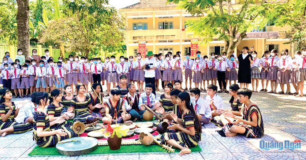 Câu lạc bộ văn hóa dân gian Trường Phổ thông Dân tộc nội trú THCS Sơn Tây sinh hoạt tại sân trường.                      Ảnh: T.P